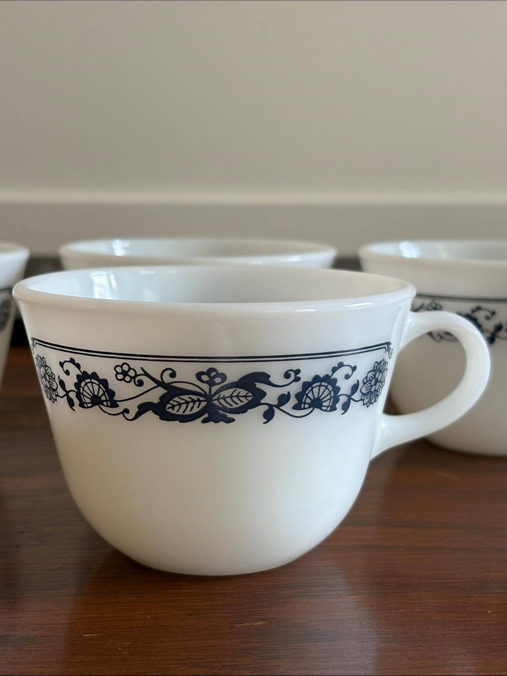 VTG PYREX Corningware ‘Old Town Blue’ ‘Blue Onion’ Milk Glass Cups Set of 4 USA